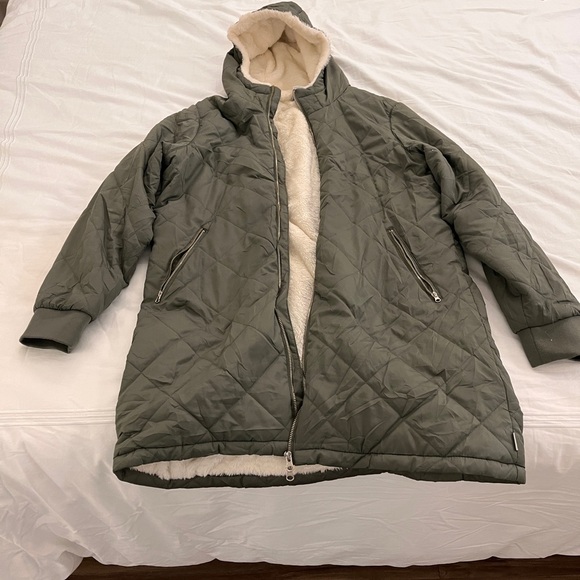 Beautiful olive green hooded Avalanche Outdoor Supply Company winter jacket. - Picture 5 of 5